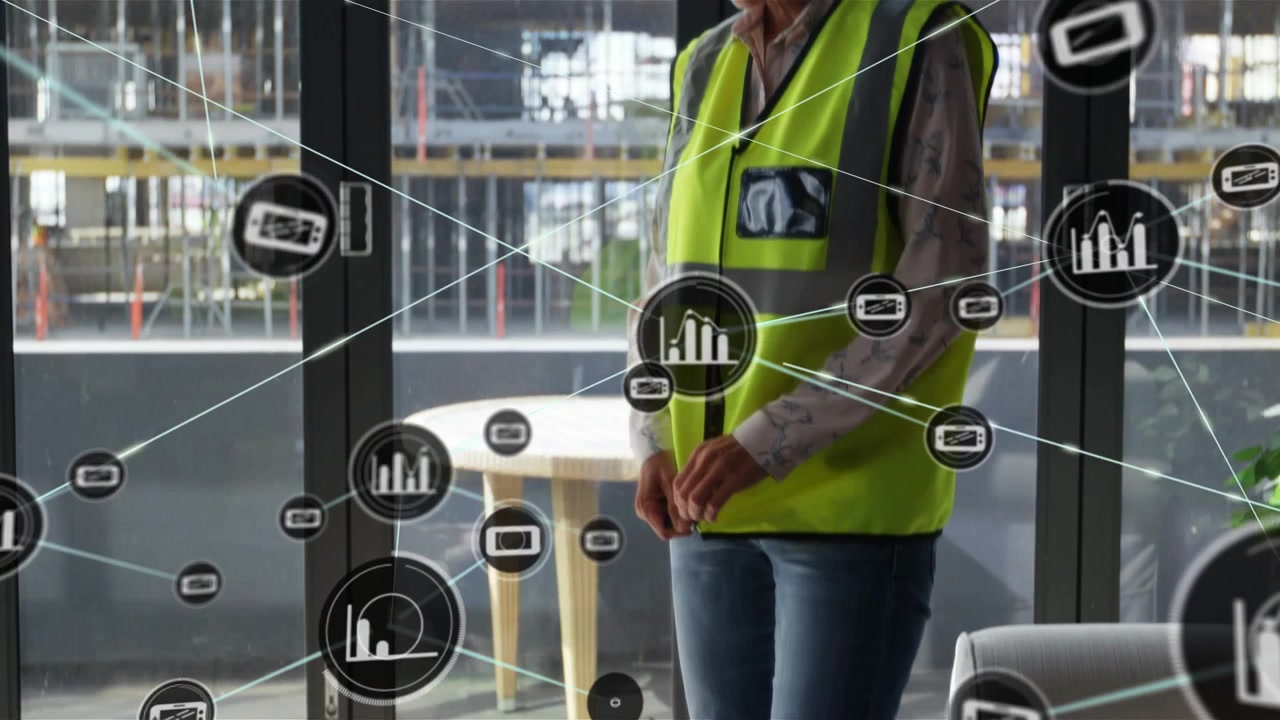 Animation af netværk af forbindelser over midtersektion af kaukasisk kvindelig ingeniør på kontor