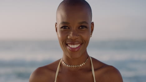 Retrato-De-Una-Feliz-Mujer-Afroamericana-Sonriendo-Disfrutando-De-Las-Vacaciones-De-Verano-En-Un-Cálido-Y-Soleado-Fondo-De-Playa-En-Cámara-Lenta