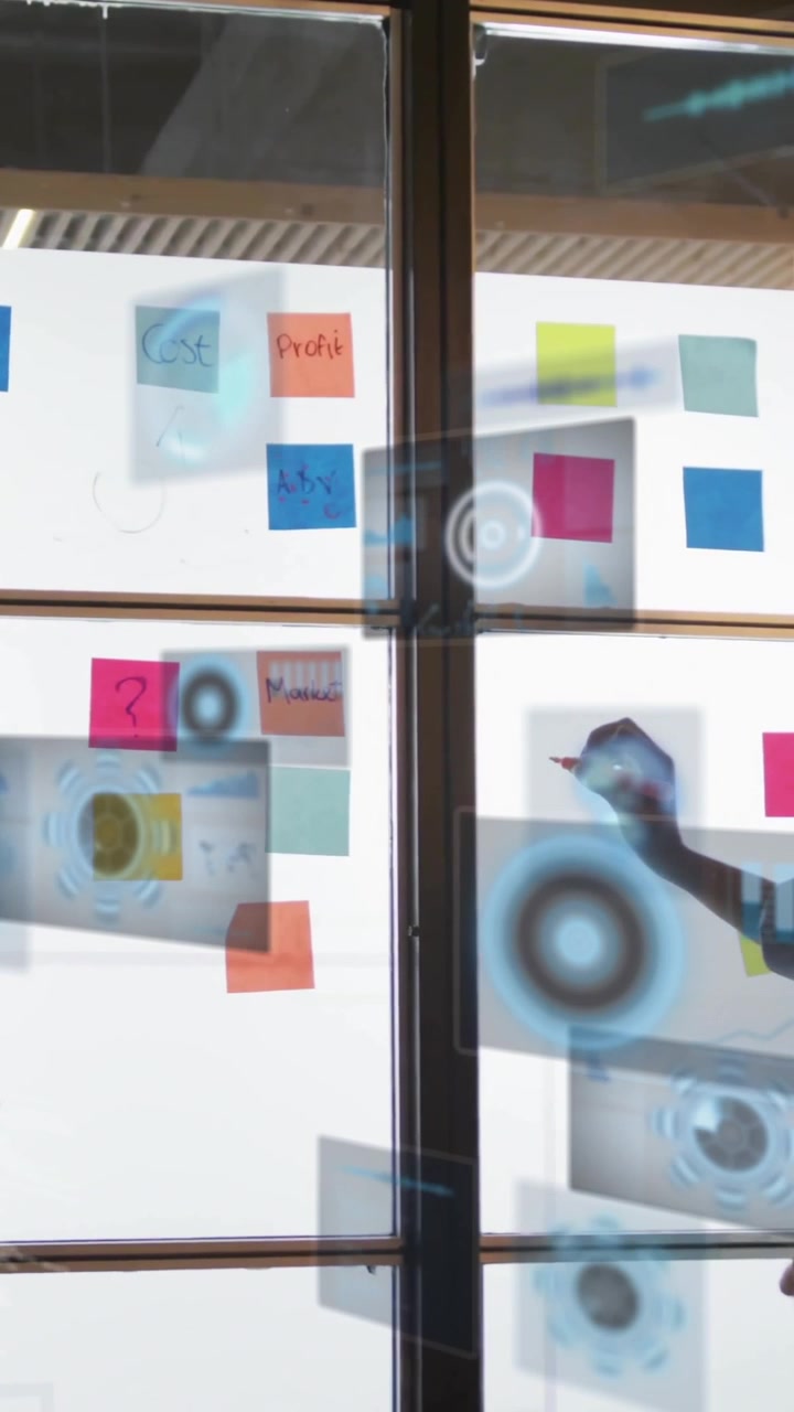 Collaborazione a un progetto di animazione, due persone usano post-it colorati a scuola.