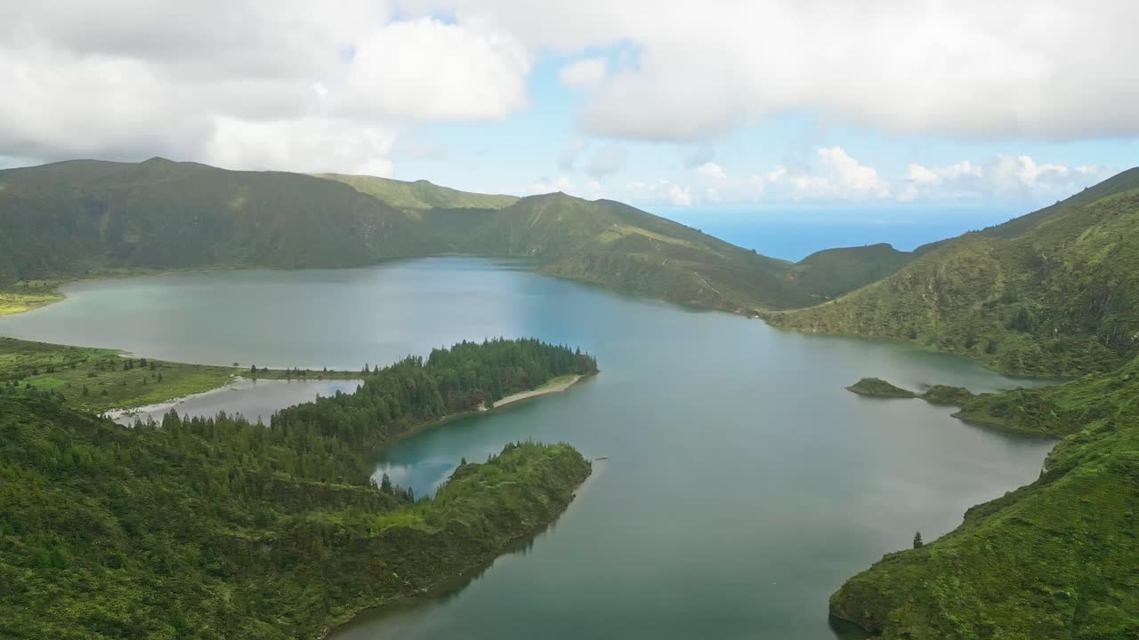 lagoa do fogo는 푸른 산과 은 푸른 물을 가진 아조레스 섬의 공중 풍경입니다.