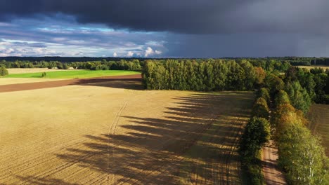 Sturm-Bewegt-Sich-über-Landwirtschaftliche-Flächen-Und-Praktiziert-Agronomische-Saisonale-Fruchtfolge