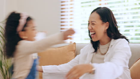사랑, 포옹 또는 돌보기 위해 집에 있는 아이를 가진 어머니