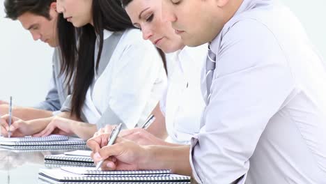 empresarios ambiciosos escribiendo notas