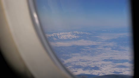 Ala-De-Avión-Y-Pintoresco-Paisaje-Montañoso-Desde-Un-Alto-Nivel-Desde-La-Ventana-Del-Avión.