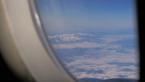 ala de avión y pintoresco paisaje de montaña desde un alto nivel desde la ventana del avión