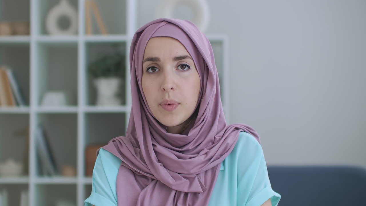 자신감 있는 젊은 인도 무슬림 사업가 히자브를 입고 말 카메라를 봐 이슬람 아랍 여자가 웹캠으로 이야기 비디오 컨퍼런스 통화 직업 인터뷰 레코드 웨비나 온라인 프레젠테이션 사무실에서
