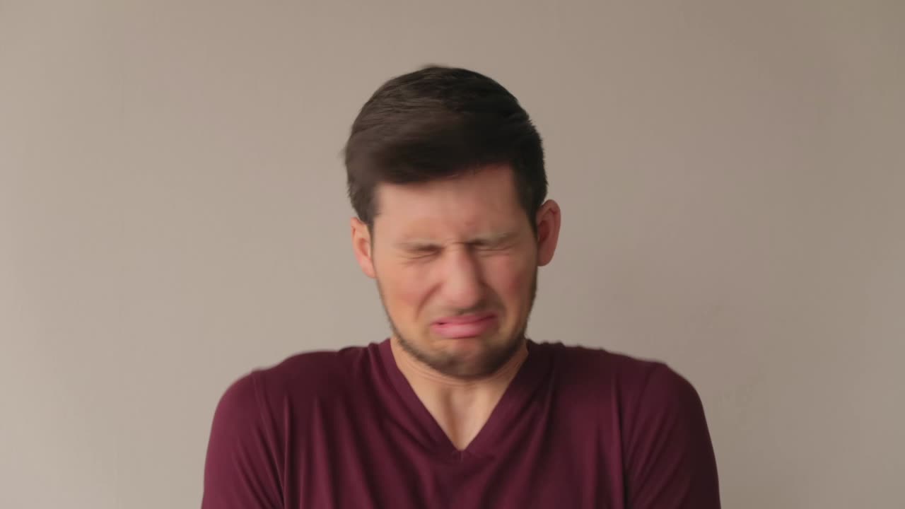 혐오감과 부정의 얼굴을 만드는 청년, 중간 클로즈업 스틸 샷