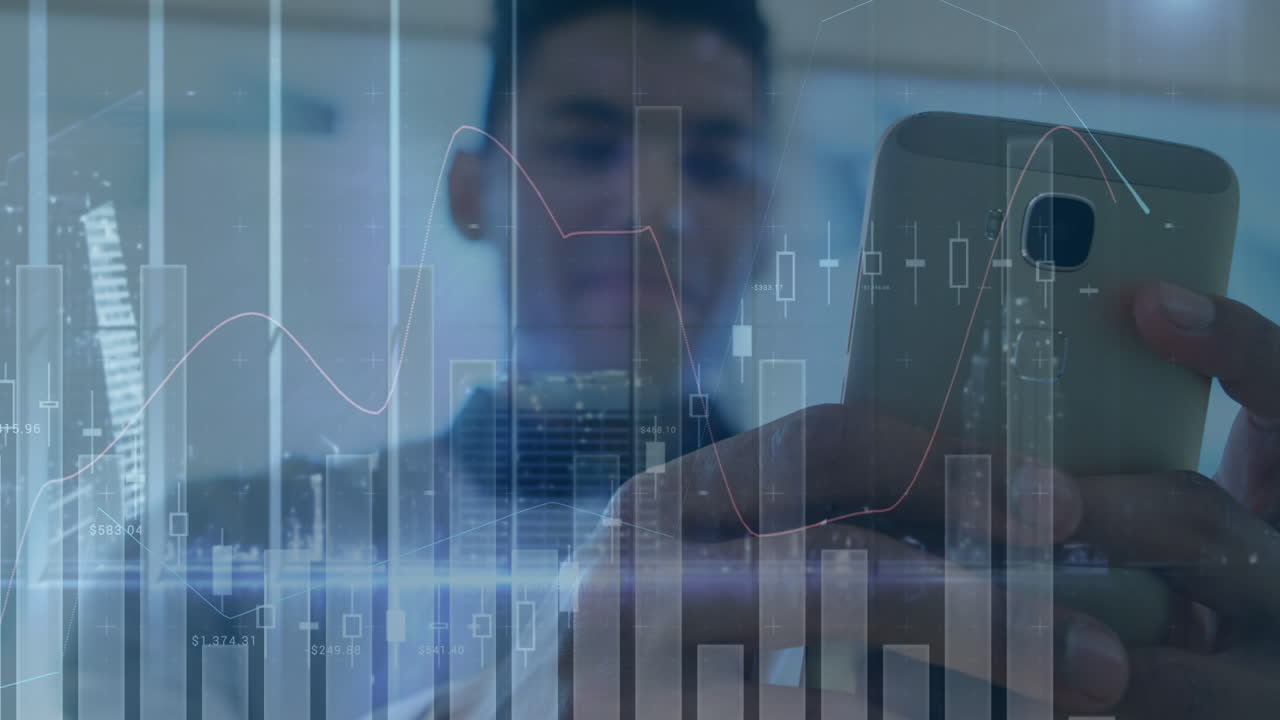 animación del procesamiento de datos financieros sobre hombres biraciales que usan teléfonos inteligentes