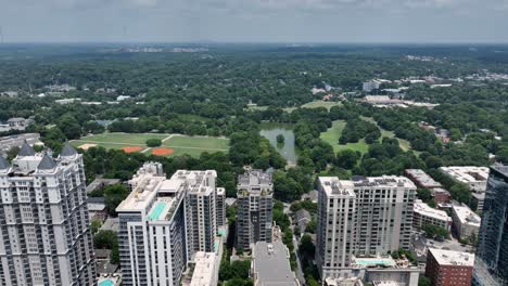 Acercamiento-Aéreo-Al-Parque-Piedmont-En-Atlanta,-Georgia