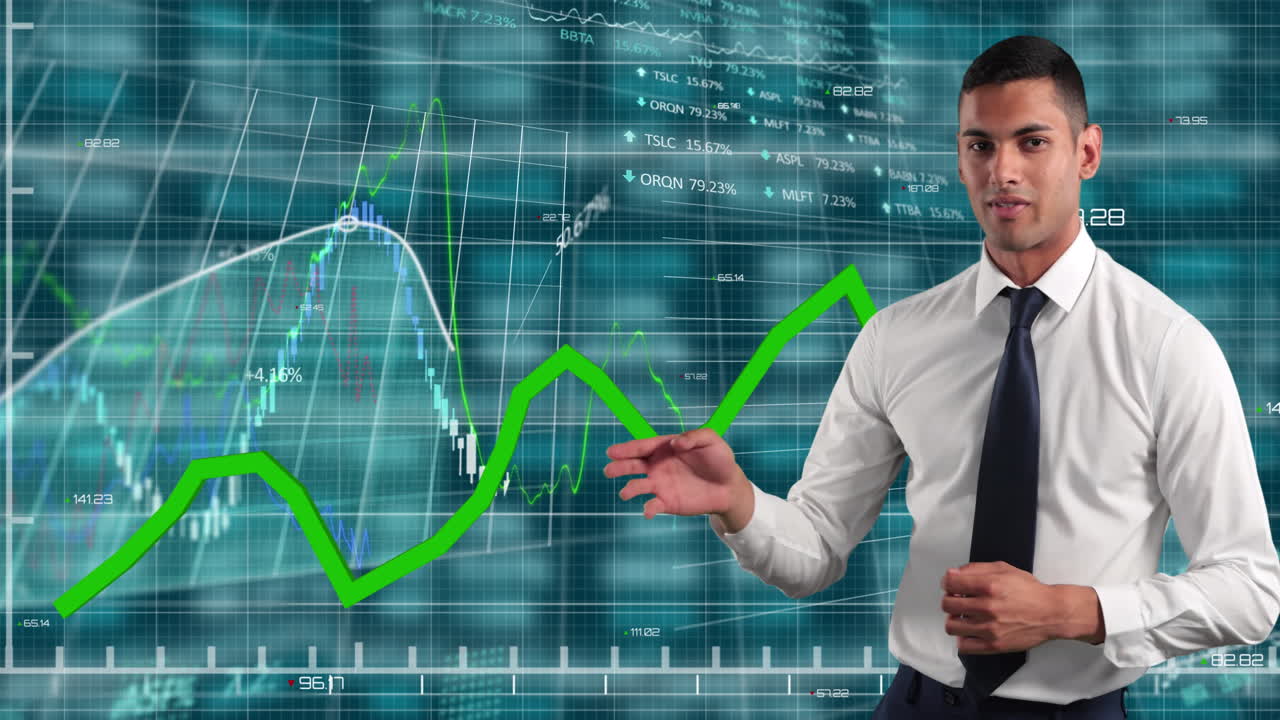 hombre hablando mirando a la cámara contra el procesamiento de datos financieros