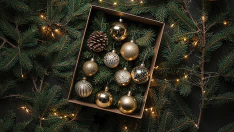 decoraciones de navidad en una caja