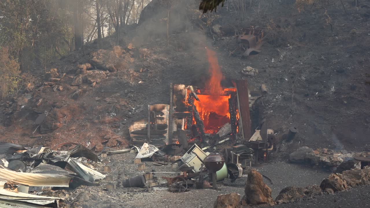 pozo de mina en llamas al aire libre
