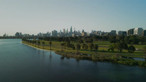 Vista-Aérea-Panorámica-De-Un-Parque-Y-La-Ciudad-Al-Fondo-En-Melbourne,-Australia