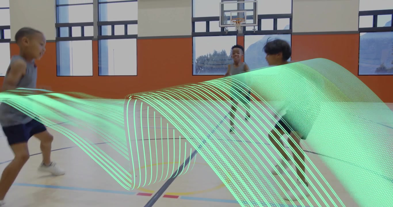 Segnale di partenza che avvia un'esercitazione di sprint per 3 ragazzi, con particelle verde neon che attraversano il campo per il fitness.