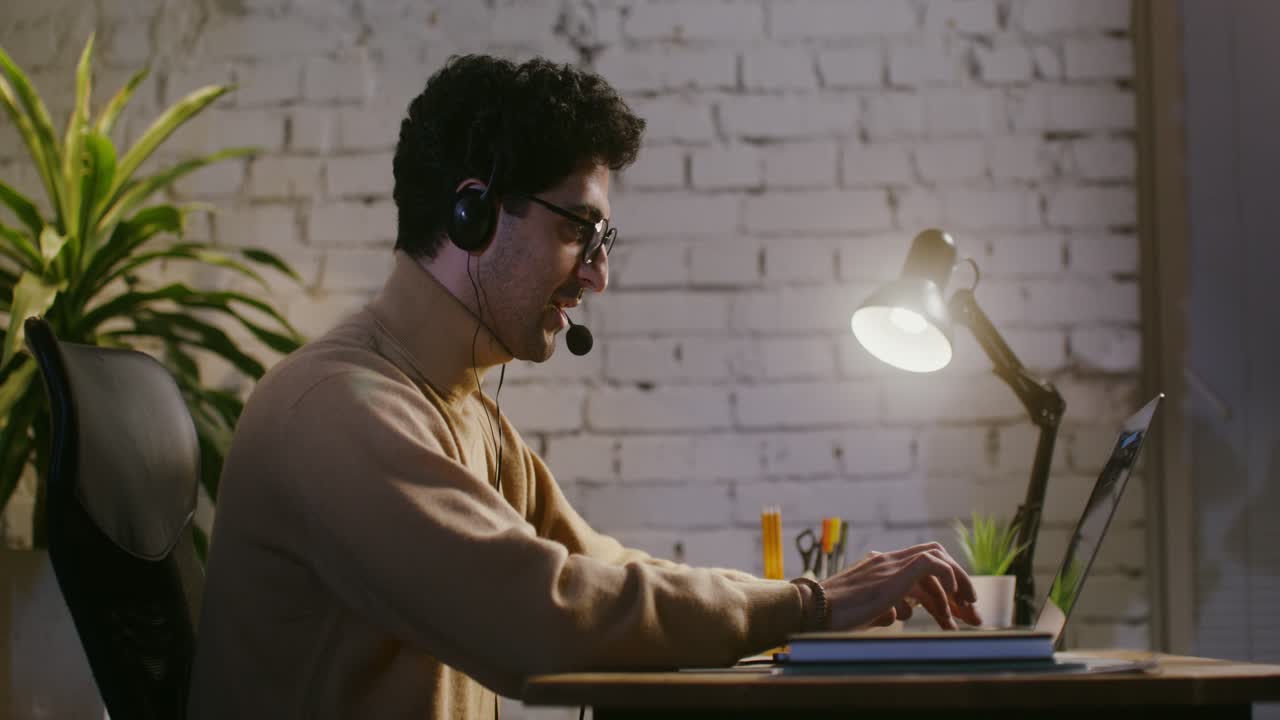 persona que trabaja desde casa