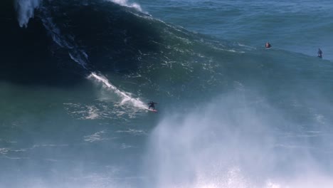 Cámara-Lenta-De-Un-Surfista-De-Grandes-Olas-Montando-Una-De-Las-Olas-Más-Grandes-De-La-Temporada-En-Nazaré,-Portugal