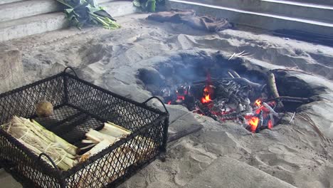 Kleines-Lagerfeuer-In-Einer-Sandgrube