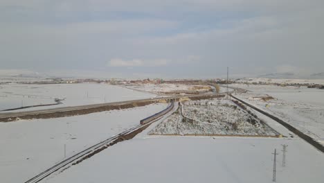 Ferrocarril-En-La-Amplia-Llanura-Nevada