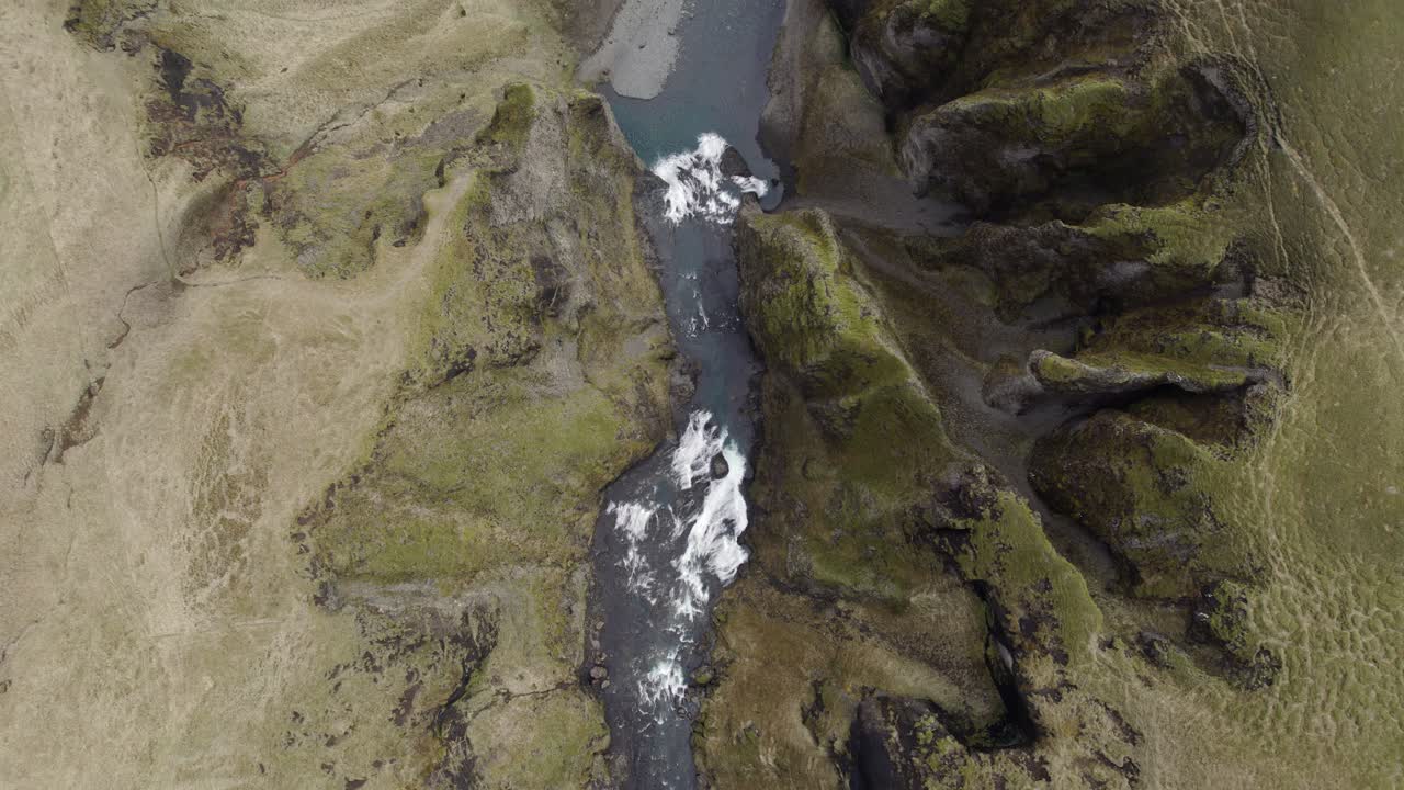 vista aérea épica del cañón fjarrgljfur en el sur de islandia