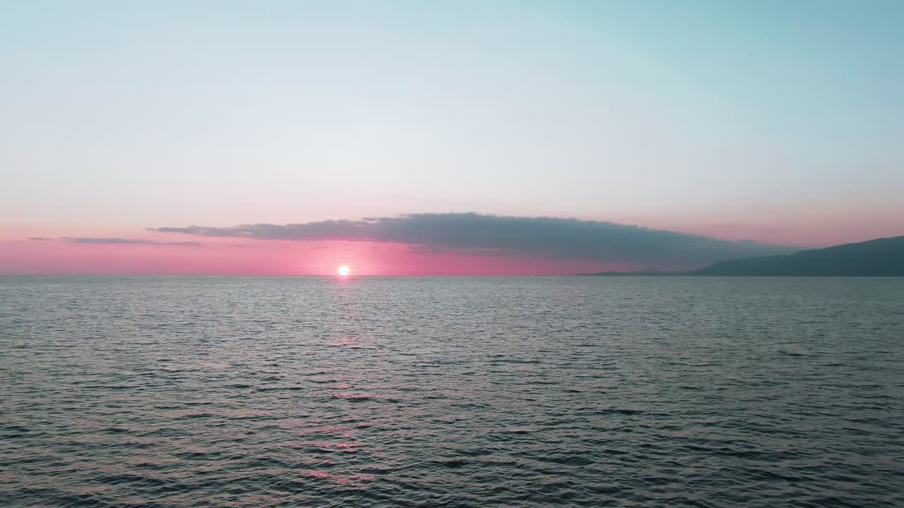 바다 위에 해가 지는 것