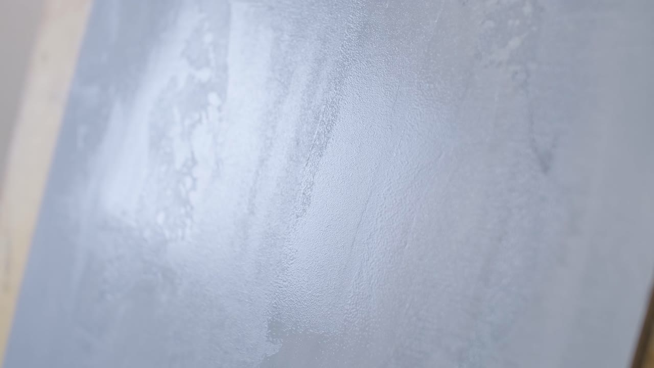 壁に装飾用石膏を塗る