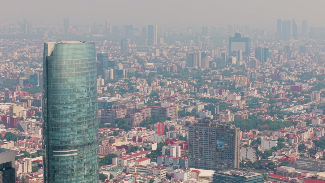 Mexico City silüetine hakim Torre Mitikah'ın kentsel hava görüntüsü