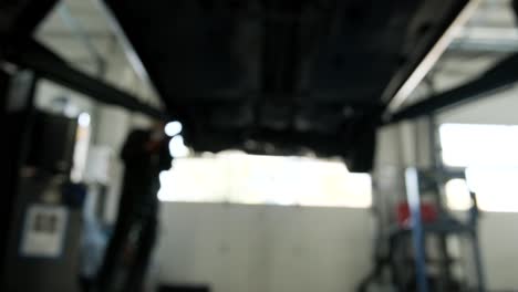 mantenimiento del tren de aterrizaje de automóviles en un garaje