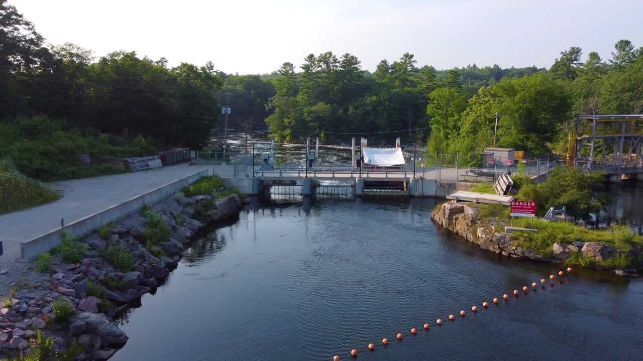 와스델 폭스 수력 발전소를 통과하는 드론 비행