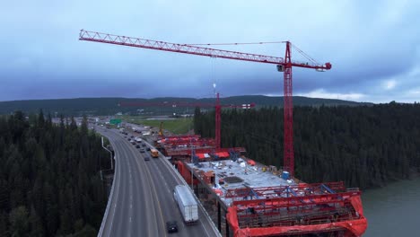 Trabajadores-De-Grúas-En-La-Construcción-De-Puentes-Por-Camiones-De-Puente-De-Carretera