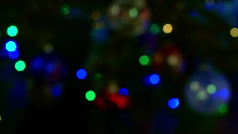 las luces de navidad multicolores de la guirnalda en el árbol brillan brillantemente. decoración del árbol de navidad decoración de navidad primer plano 4k video brillo.