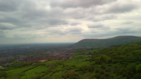 Toma-Aérea-De-Cavehill,-Belfast-En-Un-Día-De-Primavera.