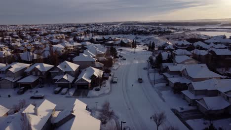 Auto-Fährt-über-Verschneite-Wintergemeinde