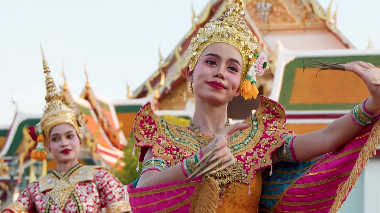 Eleganti ballerine thailandesi in costumi sontuosi in un tempio a Bangkok