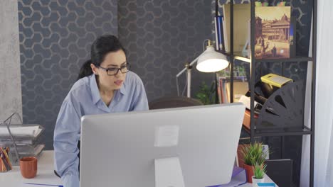 La-Mujer-De-Negocios-Que-Trabaja-En-El-Trabajo-Es-Intensa-Y-Estresante.