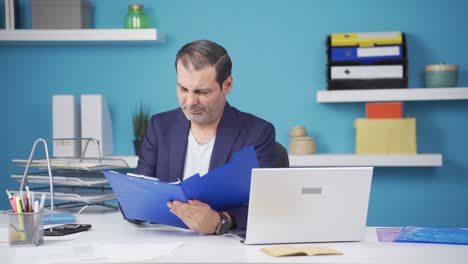 el hombre de negocios enojado cierra los archivos enojado.