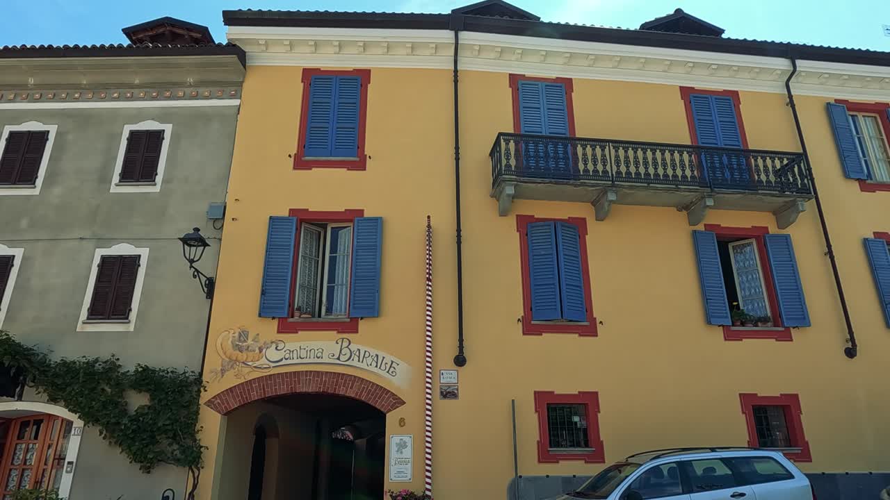 바롤로에 있는 활기찬 건물들과 주차된 차들