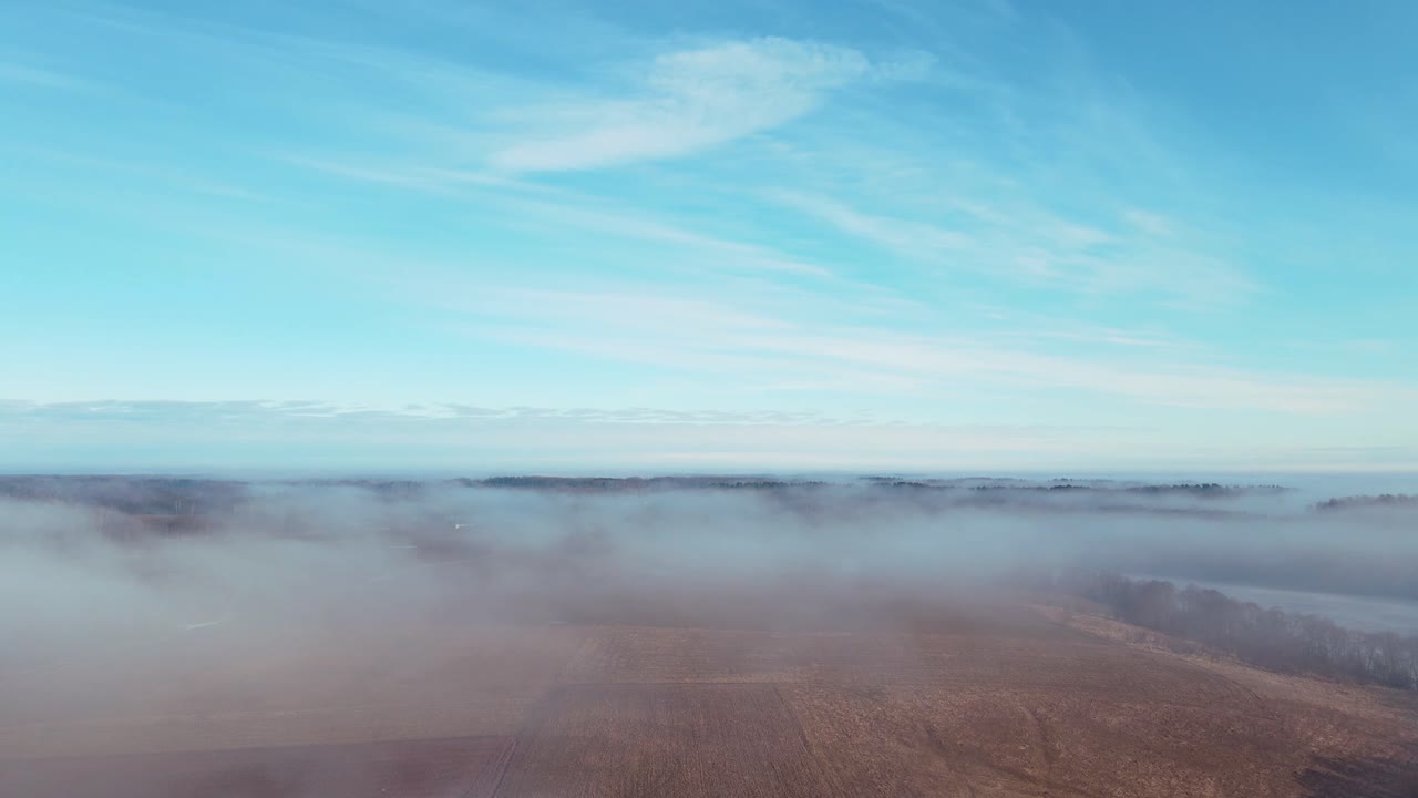 vista aérea del paisaje primaveral brumoso y el pequeño pueblo en la mañana soleada