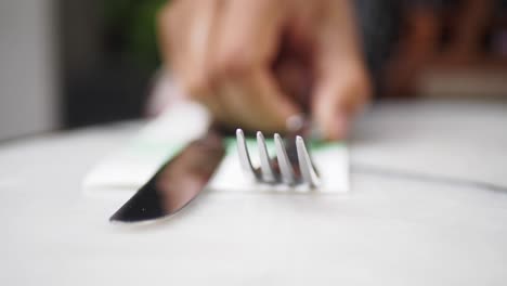 cerca de un tenedor y un cuchillo en una mesa blanca