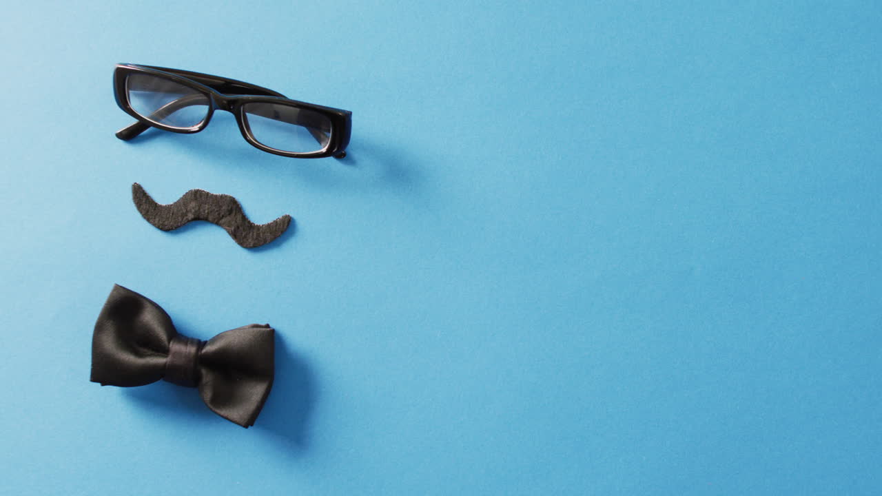 видео с поддельными усами, черными очками и черным галстуком на синем фоне с копировальным пространством.