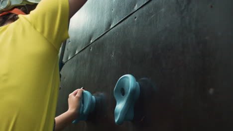 chica en una pared de escalada