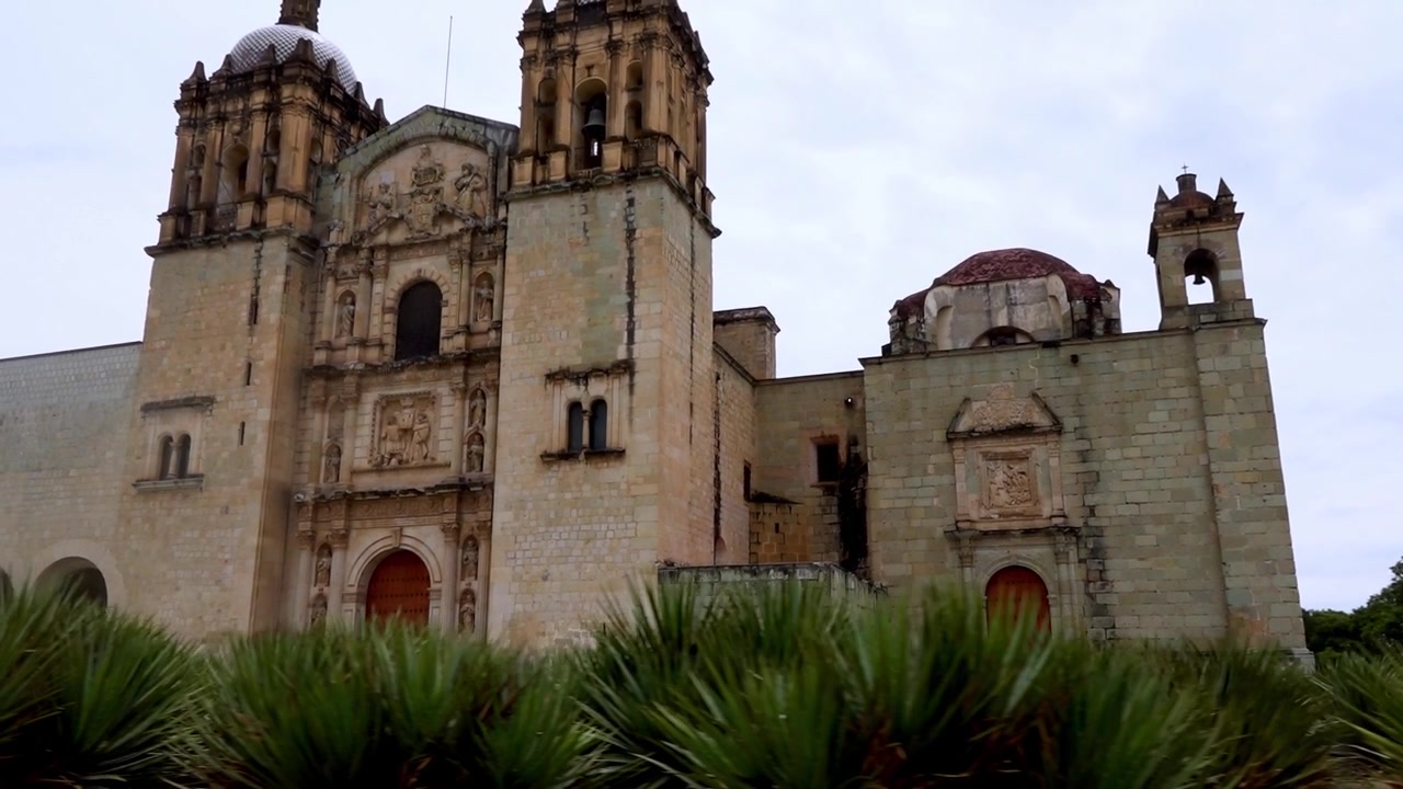 Veduta di una cattedrale storica a Oaxaca City, Messico, caratterizzata da una facciata in pietra ornata, campanili e architettura religiosa coloniale all'aperto