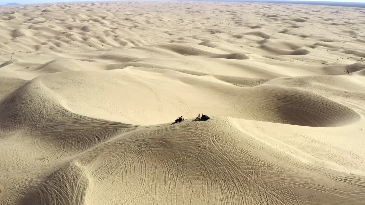 seguimiento aéreo sobre vehículos todo terreno en las dunas de arena imperiales, glamis, california