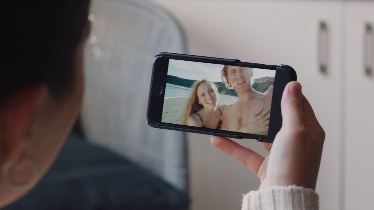 mujer joven chateando en video usando un teléfono inteligente pareja en vacaciones de luna de miel compartiendo experiencia de viaje divirtiéndose aventura de vacaciones comunicándose con el teléfono móvil