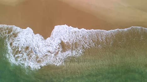 An-Einem-Sommertag-Fließen-Kleine-Wellen-Am-Strand-Entlang