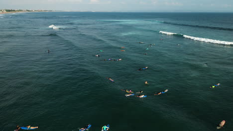 Batu-Bolong-Strandszene,-Surfer-Genießen-Den-Sonnigen-Tag,-Um-Wellen-Zu-Fangen