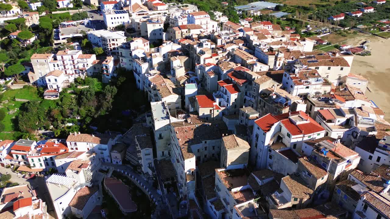 스페르롱가 (sperlonga) 와 라치오 (lazio) 의 역사적인 해안 도시와 오렌지색 지붕을 가진 백색 지중해 주택의 공중 전망을 설정합니다.