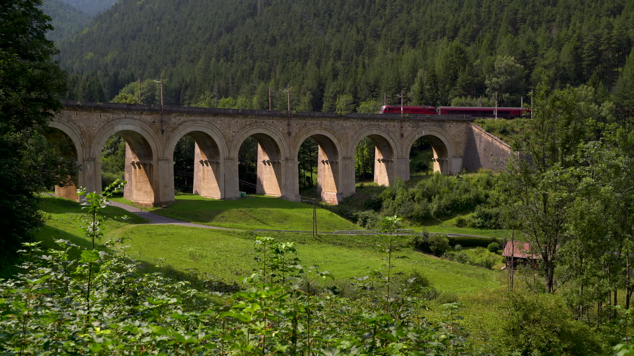 hermoso viaducto en el ferrocarril semmering en austria con el paso del tren