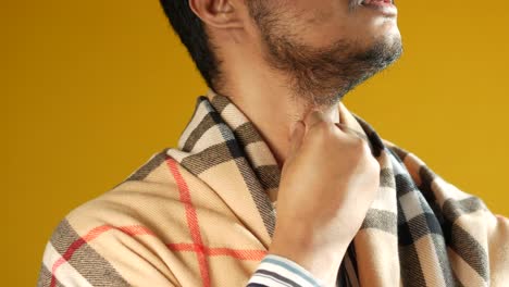 hombre comprobando su dolor de garganta