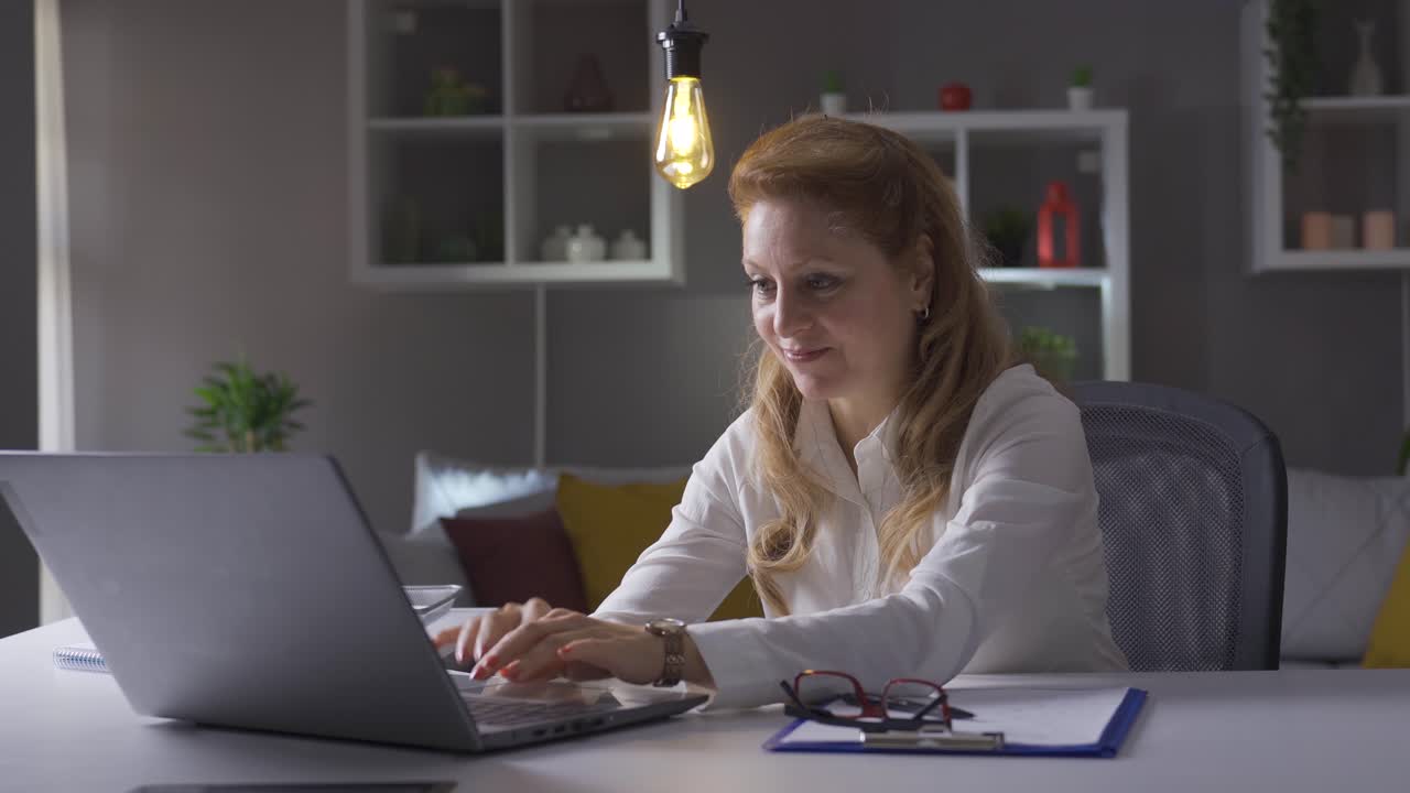 Empresária madura criativa encontra uma nova ideia. Lâmpada de ideias