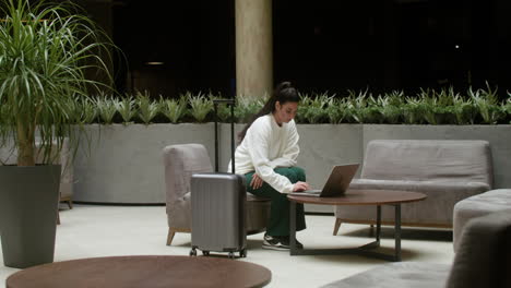 Businesswoman-working-in-the-hotel-hall